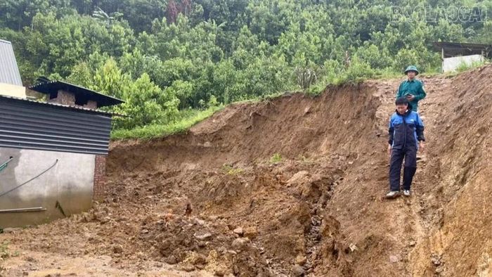Một nhà dân tại thôn tại thôn 4 Vài Siêu bị sạt lở đất phía sau nhà.