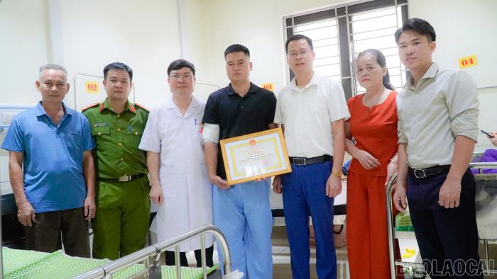 Trao giấy khen đột xuất cho ông Chu Minh Huy.