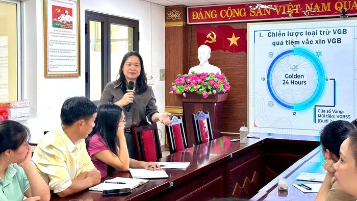 Giảng viên của Viện Vệ sinh dịch tễ Trung ương truyền đạt các nội dung về bệnh viêm gan B; vai trò của việc tiêm vắc xin viêm gan B trong 24 giờ đầu sau sinh.