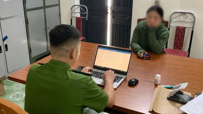 Công an xã Thác Bà triệu tập bà Lý Thị Y đến làm việc.