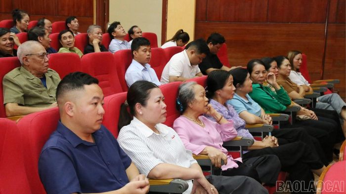 Hơn 220 đại biểu đại diện người dân các thôn tham dự, đóng góp ý kiến tại hội nghị.