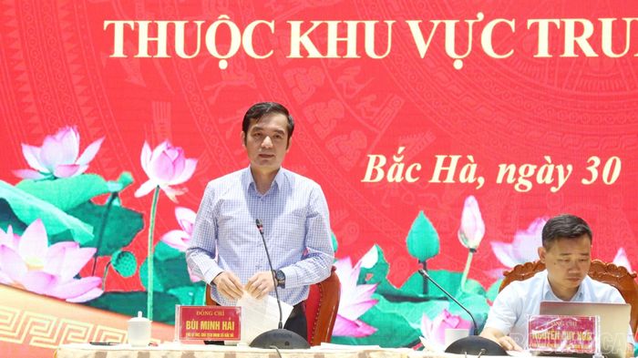 Lãnh đạo UBND xã Bắc Hà và các cơ quan chuyên môn trực tiếp trao đổi, giải đáp ý kiến của Nhân dân tại hội nghị.
