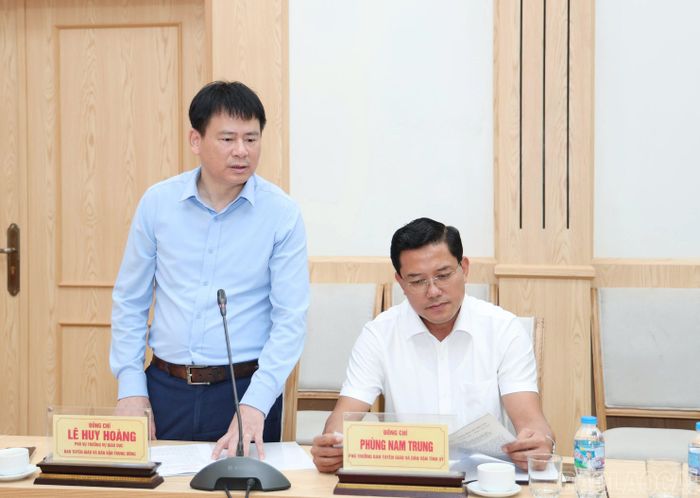 Đại diện Đoàn khảo sát phát biểu tại buổi khảo sát tại phường Yên Bái.