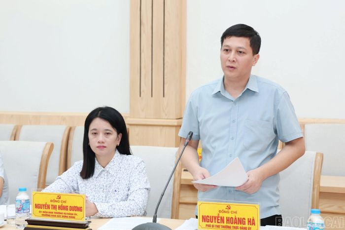 Đồng chí Phó Bí thư Thường trực Đảng ủy phường Yên Bái báo cáo với Đoàn khảo sát về kết quả thực hiện phong trào "Bình dân học vụ số" của địa phương.