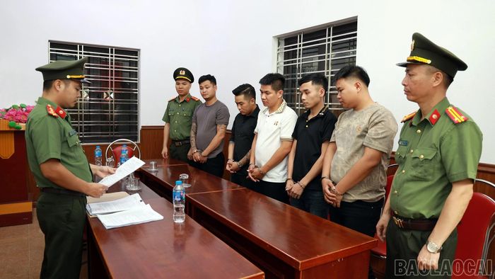 Các đối tượng tại cơ quan công an.