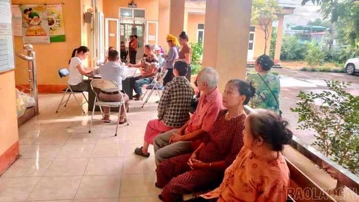 Ngay từ sáng sớm rất đông người dân đã xếp hàng chờ khám.
