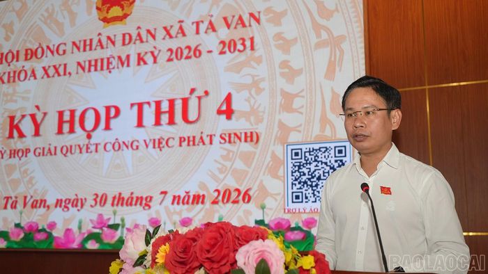 Đồng chí Cao Bá Quý - Phó Bí thư Đảng ủy, Chủ tịch UBND xã phát biểu ý kiến và giải trình tại kỳ họp.