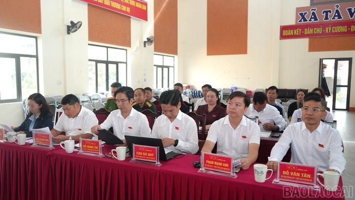 Đại biểu dự kỳ họp.