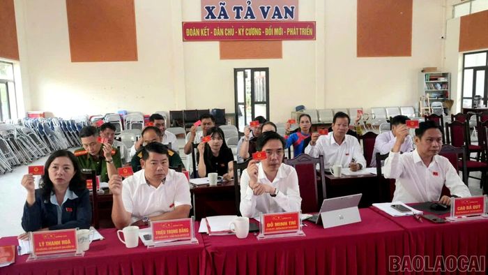 100% đại biểu HĐND xã Tả Van tham dự đã biểu quyết thông qua 5 nghị quyết quan trọng được trình bày tại kỳ họp.