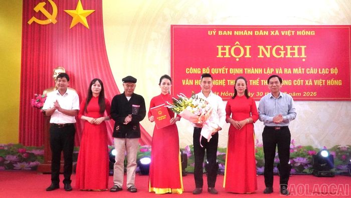 Đồng chí Nguyễn Lâm Tới - Phó Giám đốc Sở Văn hóa, Thể thao và Du Lịch cùng lãnh đạo xã Việt Hồng trao quyết định và tặng hoa chúc mừng Câu lạc bộ Văn hóa - Nghệ thuật - Thể thao nòng cốt xã Việt Hồng.