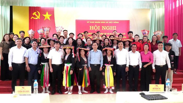 Lãnh đạo Sở Văn hóa, Thể thao và Du lịch chụp ảnh lưu niệm với Câu lạc bộ Văn hóa - Nghệ thuật - Thể thao nòng cốt xã Việt Hồng.