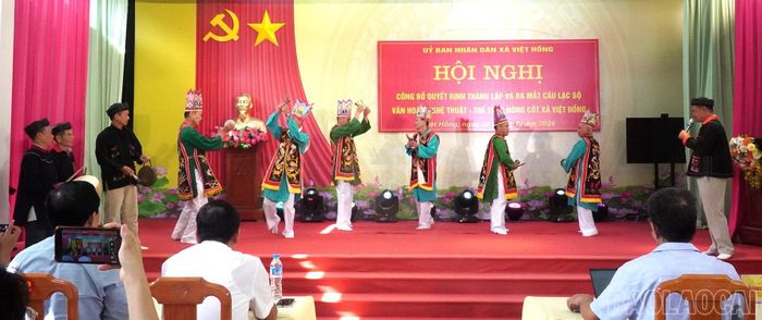 Tiết mục múa rùa tại lễ ra mắt.