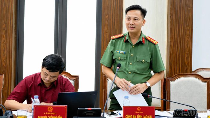 Đại biểu góp ý vào dự thảo luật.