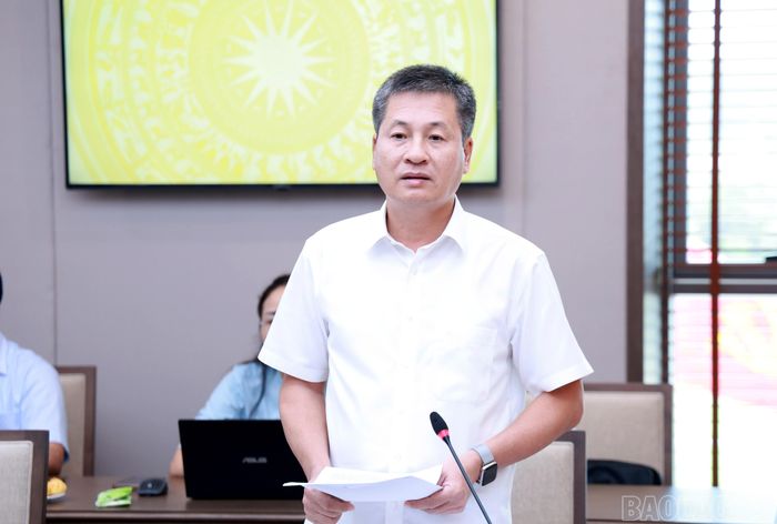 Đồng chí Ngô Hạnh Phúc - Ủy viên Ban Thường vụ Tỉnh ủy, Phó Bí thư Thường trực Đảng ủy, Phó Chủ tịch Thường trực UBND tỉnh báo cáo một số nội dung công tác với đoàn giám sát.