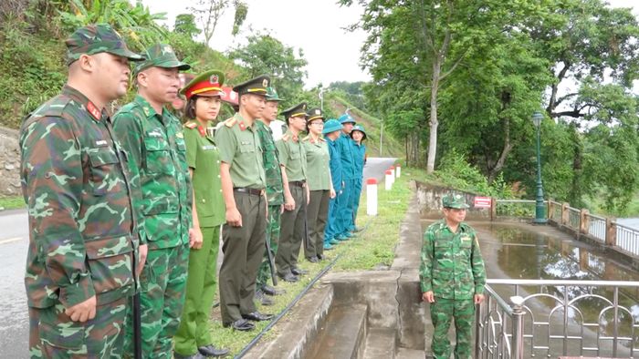 Ba lực lượng: công an, biên phòng và quân sự xã Trịnh Tường phối hợp tuần tra đường biên mốc giới.