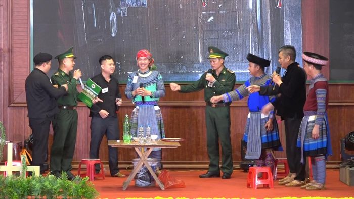 Những tiểu phẩm kịch ngắn sinh động, được thể hiện bằng chính tiếng dân tộc địa phương.