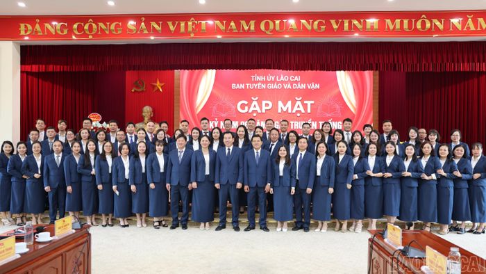 Lãnh đạo, cán bộ Ban Tuyên giáo và Dân vận Tỉnh ủy chụp ảnh lưu niệm nhân kỷ niệm 96 năm Ngày truyền thống ngành Tuyên giáo của Đảng (01/8/1930 - 01/8/2026).