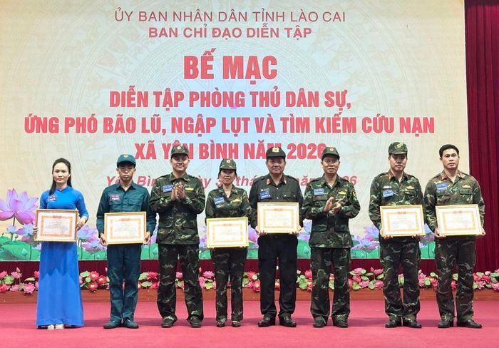 Lãnh đạo UBND xã Yên Bình trao giấy khen cho các tập thể, cá nhân có thành tích xuất sắc trong công tác tổ chức và tham gia diễn tập.
