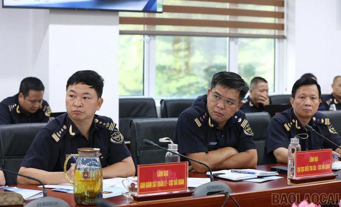 Lãnh đạo Chi cục Hải quan Khu vực VII và các ban trực thuộc Cục Hải quan tham dự cuộc họp.