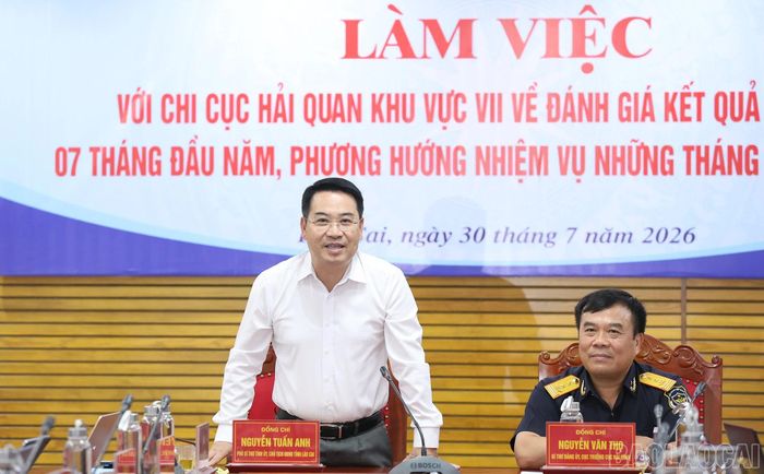 Chủ tịch UBND tỉnh Nguyễn Tuấn Anh đề nghị tiếp tục nâng cao hiệu quả quản lý hải quan, thúc đẩy phát triển kinh tế cửa khẩu.