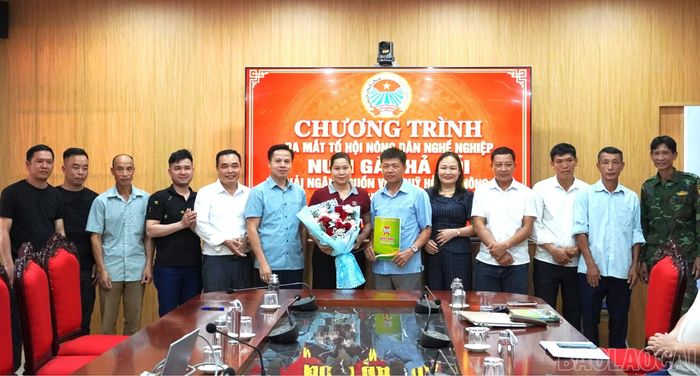 Các đồng chí lãnh đạo chụp ảnh lưu niệm cùng 10 hộ dân tham gia mô hình chăn nuôi gà thả vườn.