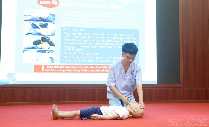Cán bộ y tế hướng dẫn các bước xử trí khi trẻ bị đuối nước.