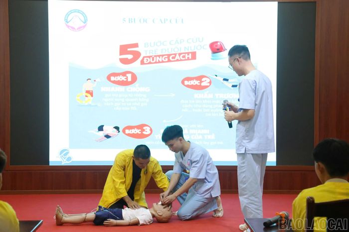 Người nhà bệnh nhân được trực tiếp thực hành kỹ năng sơ cấp cứu trên mô hình.