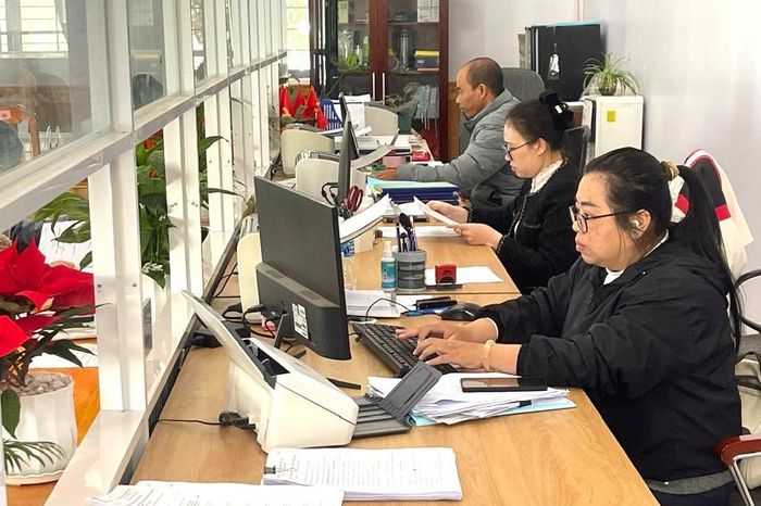 Cán bộ hướng dẫn người dân thực hiện dịch vụ công trực tuyến tại Trung tâm Phục vụ hành chính công xã D’ran, tỉnh Lâm Đồng.