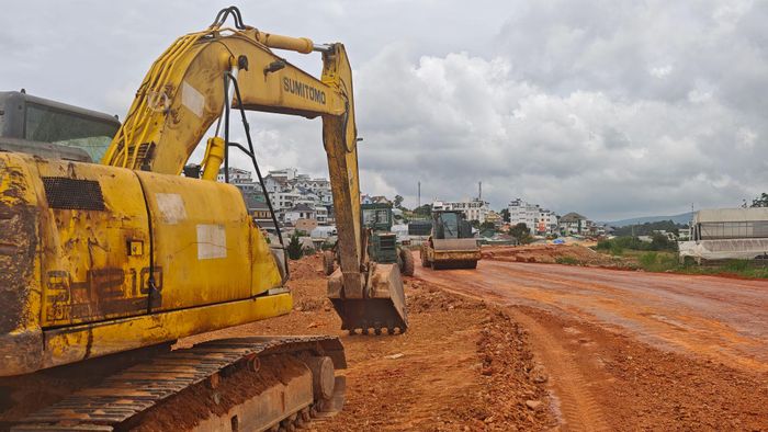 Nhà thầu tập trung máy móc, thiết bị thi công các đoạn đã có mặt bằng nhằm đẩy nhanh tiến độ dự án