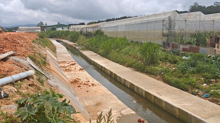 Một số hạng mục hạ tầng kỹ thuật kè suối đã hoàn thành trước khi hoàn thiện nền đường