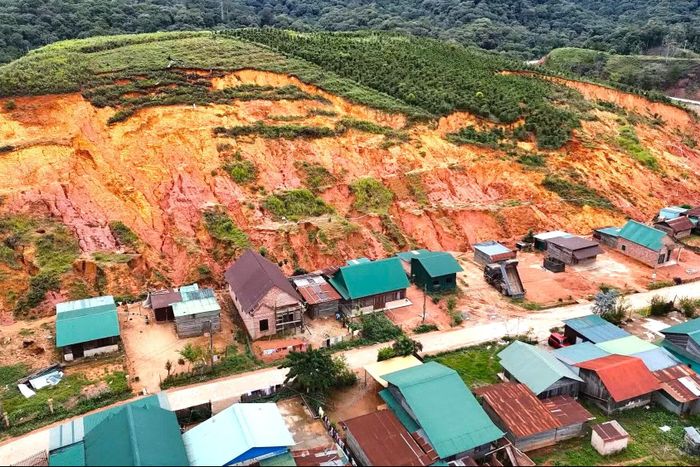 Sau đợt mưa lũ nghiêm trọng cuối năm 2025, hàng loạt taluy phía sau khu tái định cư K'Nớ 5 xuất hiện sụt lún nghiêm trọng.