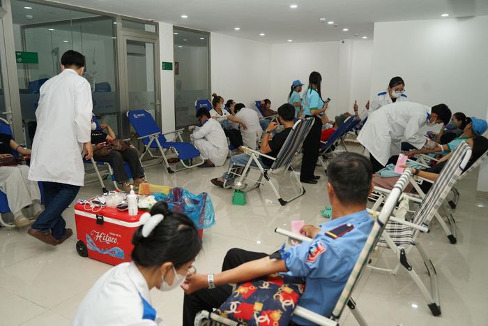 Đông đảo tình nguyện viên hiến máu tại chương trình “Giọt hồng yêu thương” lần thứ 5
