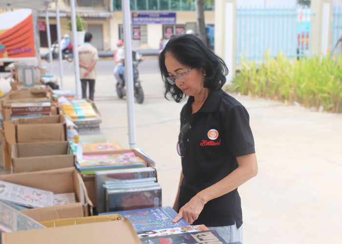 Không chỉ thiếu nhi mà nhiều người lớn tuổi cũng nán lại rất lâu để tìm kiếm những cuốn sách.