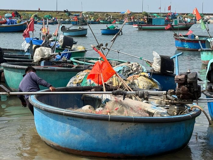 Đánh bắt, khai thác hải sản tại phường Tiến Thành.