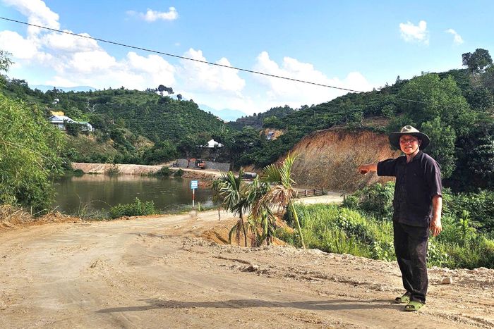 Không chỉ tích cực vận động bà con chung tay xây dựng nông thôn mới, gia đình ông Giàng Seo Mào còn tiên phong hiến khoảng 300 m² đất làm đường giao thông nông thôn, góp phần thay đổi diện mạo vùng đồng bào dân tộc Mông