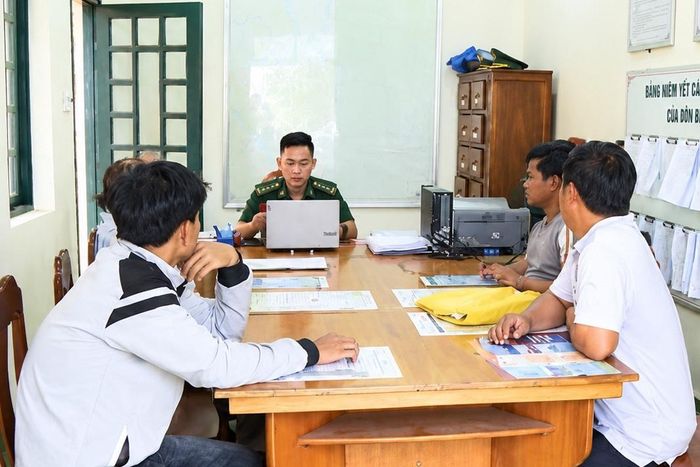 Các chủ tàu cá làm thủ tục tại Đồn Biên phòng