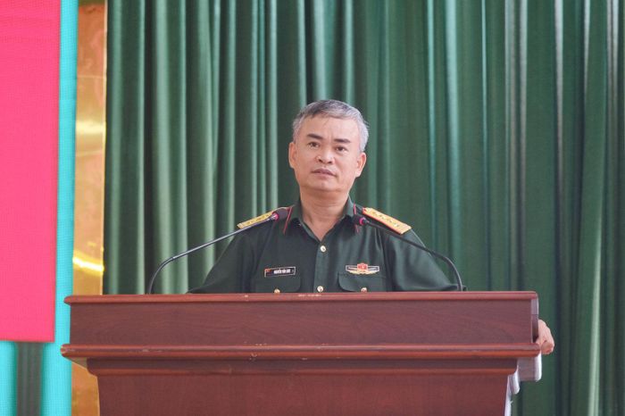 Đại tá Nguyễn Văn Sơn, Chính ủy Bộ CHQS tỉnh phát biểu chỉ đạo tại hội nghị
