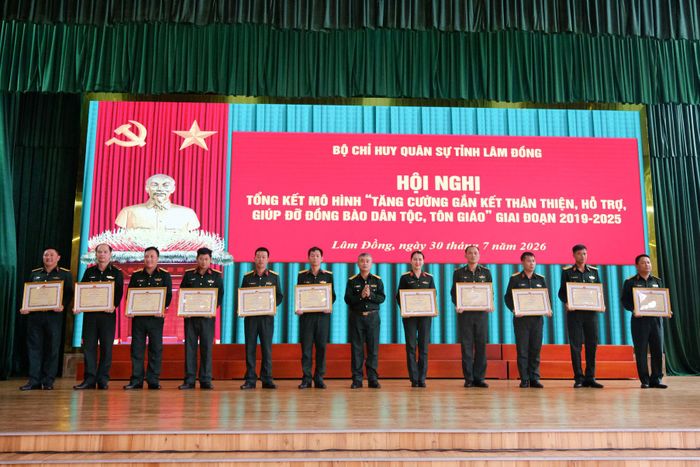 Khen thưởng các tập thể, cá nhân có nhiều thành tích xuất sắc trong thực hiện mô hình
