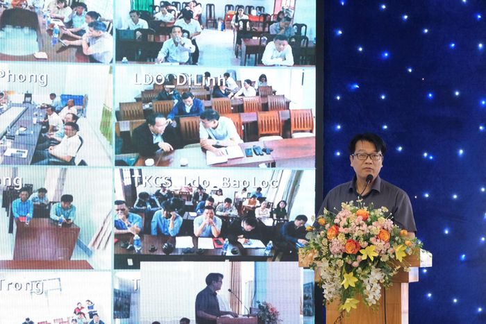 Phó Chủ tịch UBND phường Xuân Hương - Đà Lạt phát biểu tham luận tại hội nghị