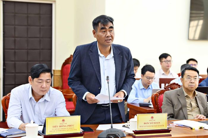 Đồng chí Bon Yô Soan, Phó Chủ tịch Ủy ban MTTQ Việt Nam tỉnh Lâm Đồng báo cáo, kiến nghị các nội dung cử tri địa phương quan tâm