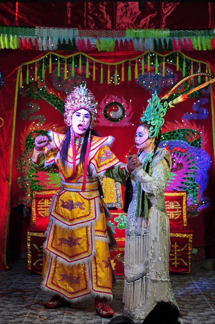 Phần hội diễn tuồng (hát bội) luôn thu hút đông đảo bà con trong làng