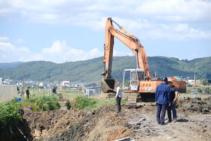 Chủ đầu tư phối hợp với địa phương vận động 2 hộ dân bàn giao phần diện tích còn lại để hoàn thành thi công đồng bộ dự án Xây dựng hệ thống thoát nước hạ lưu khu vực trung tâm Đức Trọng