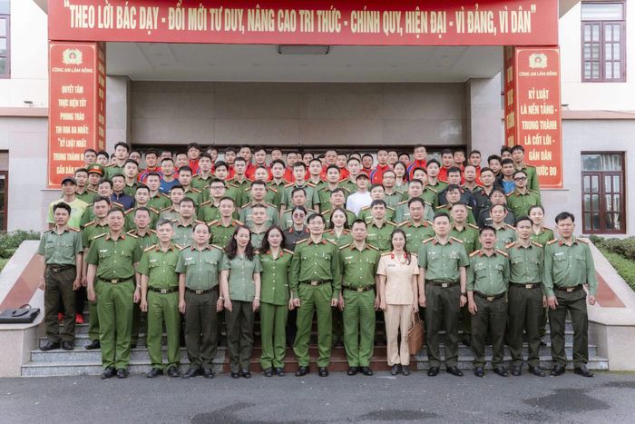 Đoàn thể thao, quân sự, võ thuật Công an tỉnh chụp hình lưu niệm cùng các đồng chí lãnh đạo