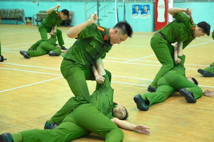 Chiến sĩ luyện tập, làm quen sân bãi tại Đà Nẵng
