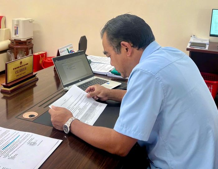 Ông Cil Khiuh, Phó Chủ tịch UBND xã, Tổ trưởng Tổ rà soát hệ thống VBQPPL xã Lạc Dương rà soát các VBQPPL của xã