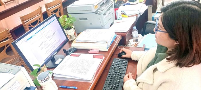 Chuyên viên Văn phòng HĐND và UBND phường Xuân Hương - Đà Lạt thực hiện nhiệm vụ tổng rà soát hệ thống VBQPPL