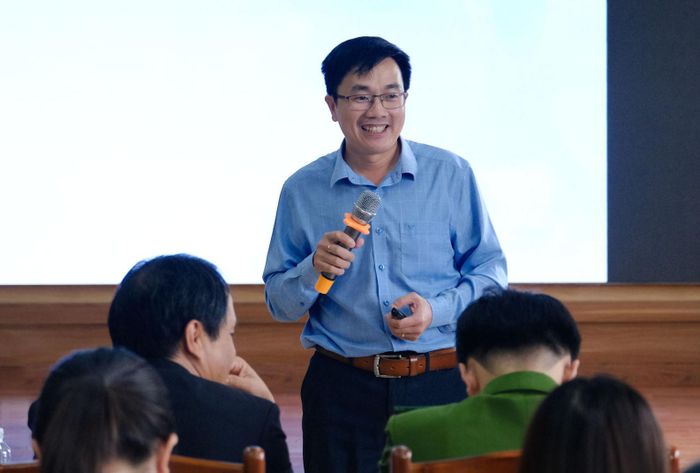 Ông Nguyễn Khắc Trà, Phó Trưởng Phòng Lao động, Việc làm và Thanh niên, Sở Nội vụ trao đổi nhiều nội dung liên quan đến chính sách lao động, việc làm đến các doanh nghiệp và hộ kinh doanh