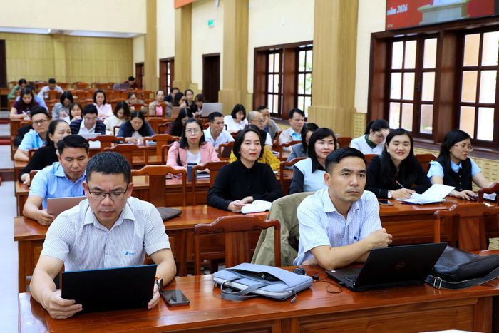 Các đồng chí là bí thư, phó bí thư chi bộ, đảng bộ bộ phận trực thuộc Đảng ủy cơ sở dự hội nghị tại điểm cầu Lâm Đồng