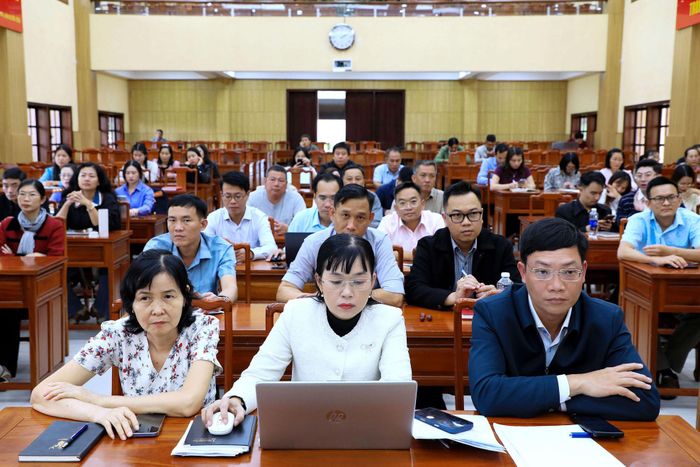 Cán bộ, công chức cơ quan Đảng ủy Các cơ quan Đảng tỉnh Lâm Đồng cùng các đại biểu dự và theo dõi hội nghị