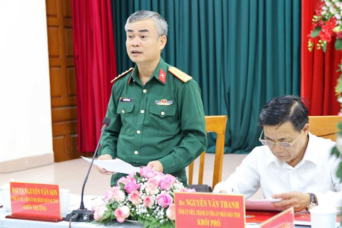 Đại tá Nguyễn Văn Sơn, Tỉnh ủy viên, Chính ủy Bộ Chỉ huy Quân sự tỉnh, đơn vị Khối trưởng phát biểu khai mạc hội nghị